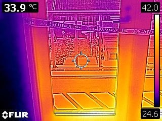 廊下側 施工後の表面温度 33。9℃ 廊下側 施工後の表面温度 33。9℃